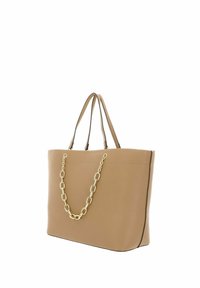 Beige leren totebag met dubbele schouderbanden en decoratieve gouden kettinkdetail tegen een witte achtergrond.