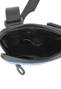 Zwarte en blauwe schoudertas met een ritsluiting, voorzien van een stoffen interieur en een verstelbare strap. Inclusief organiserende vakken aan de binnenkant.
