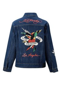 Chaqueta de mezclilla con coloridos tatuajes de un pájaro y el texto "TRUE TIL DEATH" en la parte posterior. Detalle de logo rojo y herrajes negros en las mangas.