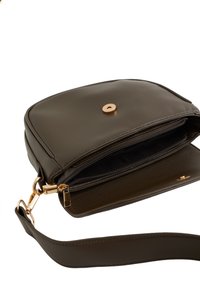 Borsa a tracolla in pelle sintetica verde oliva, forma rettangolare, con chiusura a scatto in tonalità oro e zip, dotata di tracolla regolabile.