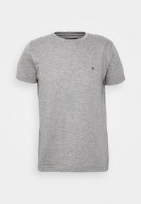 Šedé bavlněné tričko s krátkými rukávy a kulatým výstřihem. Na hrudi je malé logo. Hladký materiál, volný střih.