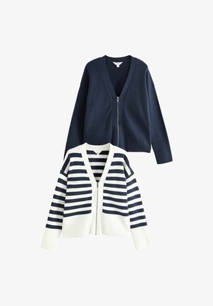 Cardigan blu navale con zip frontale e orlo a coste; cardigan a righe bianche e blu con un design simile. Entrambi presentano un collo a V.