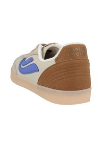 Sneaker in tela con tomaia beige, dettagli in suede marrone, logo blu e suola in gomma cremoso testurizzata. Design classico a profilo basso.