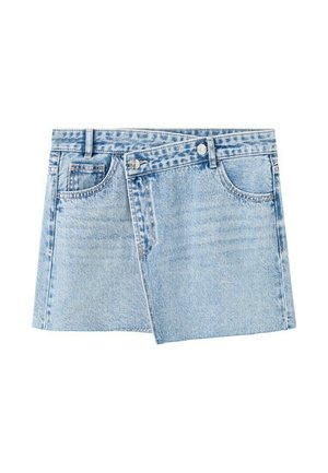 Mini-jupe en denim bleu clair avec panneau avant asymétrique à chevauchement et fermetures à boutons métalliques sur la taille.