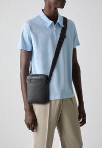 Tommy Hilfiger MONOGRAM MINI REPORTER UNISEX - Umhängetasche - black
