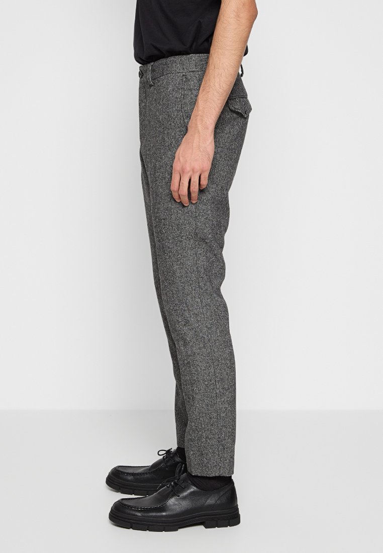 Pantaloni grigi in tweed da uomo con vestibilità dritta, caratterizzati da un motivo testurizzato, tasche laterali e una piega discreta sul davanti.