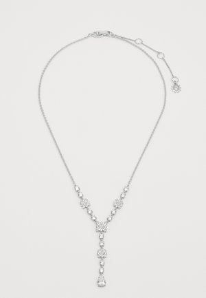 Collana in argento con cluster di gemme trasparenti che formano una forma a Y e un pendente a goccia al centro.