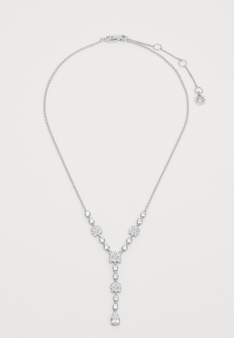 Colar de corrente de prata com aglomerados de gemas transparentes formando uma forma de Y e um pendente de gema em forma de gota no centro.