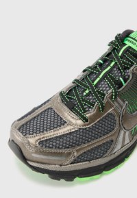 Nike Sportswear ZOOM VOMERO 5 - Sportbačiai - silver-coloured/neon green/black