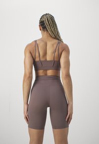 Girlfriend Collective ANDY BRA SPLIT STRAP - Sujetadores deportivos con sujeción ligera - porcini