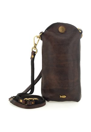 Borsa a tracolla in pelle marrone con una texture liscia, parte superiore arrotondata e dettagli dorati. Presenta una tracolla staccabile e un piccolo emblema a forma di pesce.