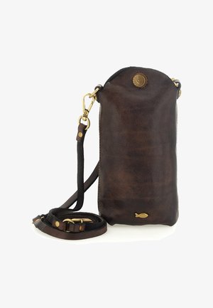 Borsa a tracolla in pelle marrone con una texture liscia, parte superiore arrotondata e dettagli dorati. Presenta una tracolla staccabile e un piccolo emblema a forma di pesce.