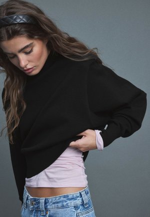 Stradivarius, PADDED SHOULDERS KNIT JUMPER - Pullover - black