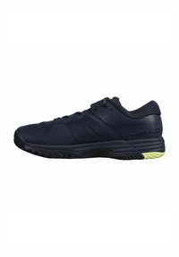 Zapatilla deportiva azul marino hecha de malla y materiales sintéticos, con una parte superior texturizada, suela negra y acentos en suela amarilla brillante.