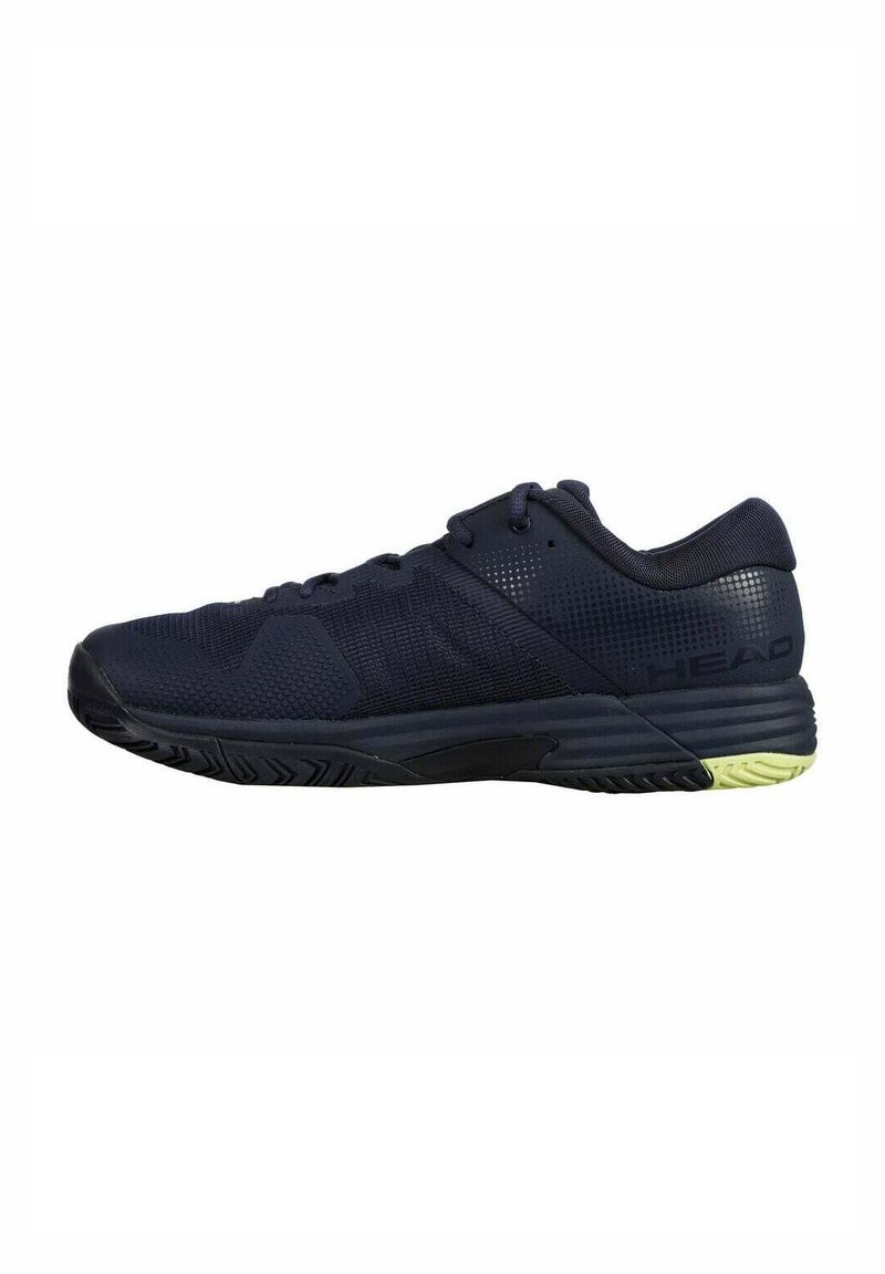 Zapatilla deportiva azul marino hecha de malla y materiales sintéticos, con una parte superior texturizada, suela negra y acentos en suela amarilla brillante.