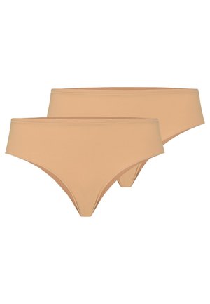 Twee effen beige naadloze dames slips plat neergelegd, getoond tegen een witte achtergrond.