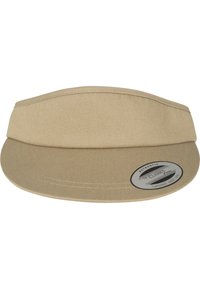 Beige visoor, millel on lai ääre, valmistatud tekstureeritud kangast. Ees on ümmargune logopatch ja äärealustel on õmblused.