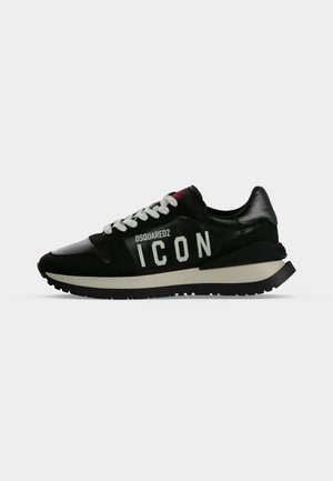 Baskets basses noires avec lacets blancs, semelle épaisse beige et texte en gras "DSQUARED2 ICON" sur le côté.
