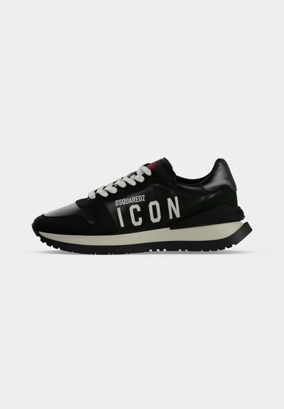 Baskets basses noires avec lacets blancs, semelle épaisse beige et texte en gras "DSQUARED2 ICON" sur le côté.