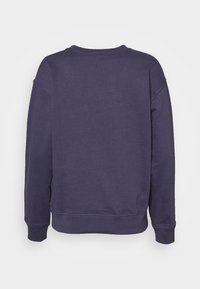 Felpa viola con collo rotondo, maniche lunghe e polsini a coste. Tessuto texturizzato senza motivi visibili o decorazioni.