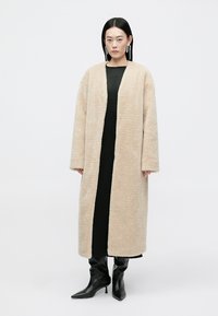 Et Ochs JAMESON COLLARLESS MIDI COAT - Téli kabát - biscotti