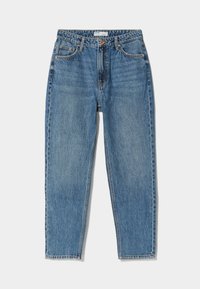 Blå högmidjade raka denimjeans med framfickor, bälteshopar och en knapp- och dragkedjestängning, utlagda platt på en vit bakgrund.