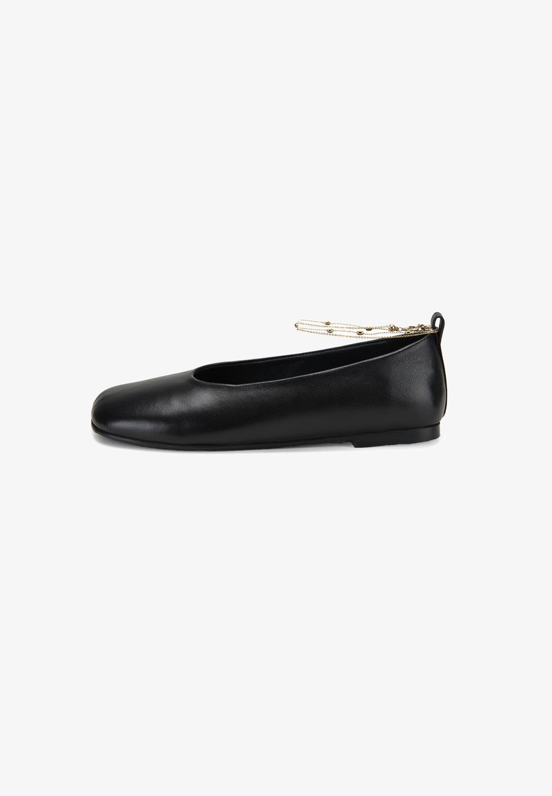 Schwarze Leder-Ballettschuhe mit einer runden Zehenpartie, flacher Sohle und einem zarten Kettendetail an der Rückseite. Glatte Textur, minimalistisches Design.