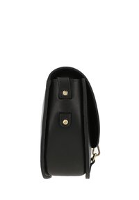 Borsa a tracolla in pelle nera con texture liscia, forma rettangolare, dettagli in oro e design piatto con chiusure a scatto.