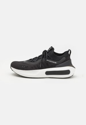 Černá atletická bota s texturovaným svrškem, přilnavým lemováním a bílou polstrovanou podrážkou. Obsahuje tkaničky a logo značky na boku.
