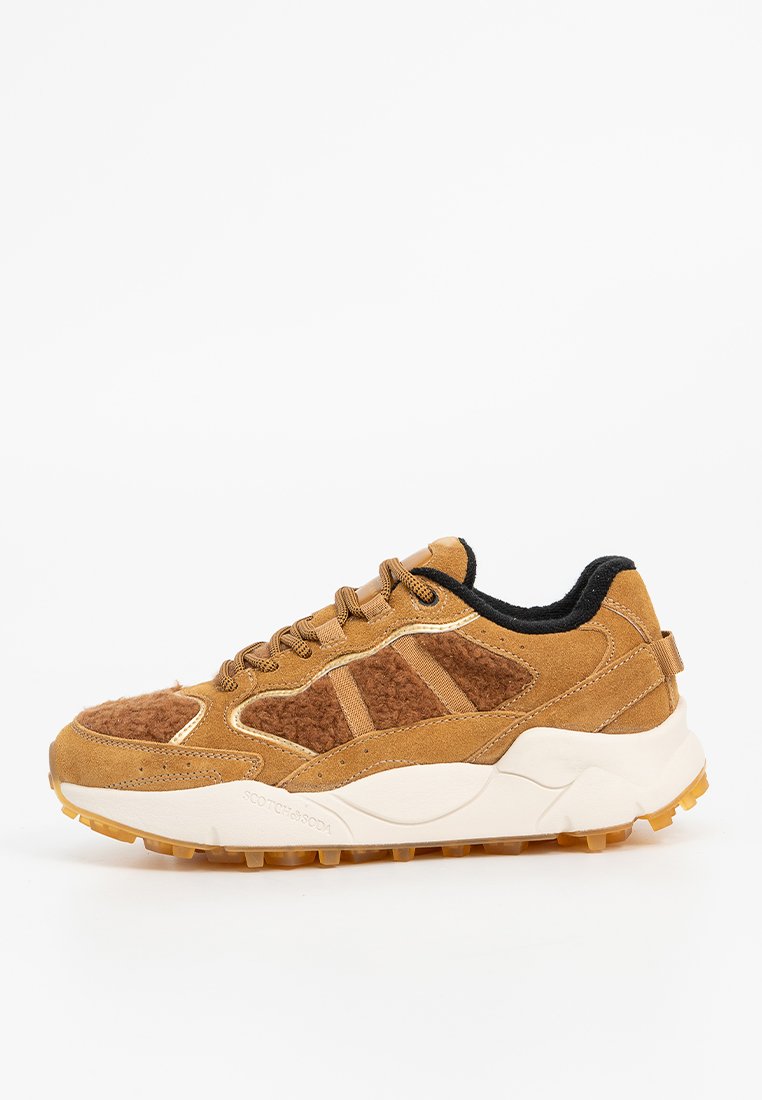 Sport sneaker gemaakt van tan suède en textiel, met donkere accenten, vetersluiting, gevoerde zool en een rubberen profiel.