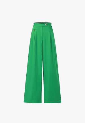 Groene broek met hoge taille en wijde pijpen, voorzien van een knoopsluiting aan de voorkant, riemlussen aan de zijkant en een klein zakje met knoopdetail aan de rechterzijde.