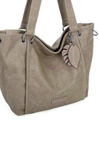 Sac fourre-tout synthétique gris clair avec doubles poignées, ouverture supérieure, breloque en forme de feuille décorative et finition texturée subtile. Étiquette de marque sur le devant.