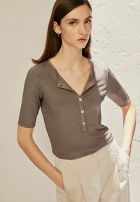 Next SHORT SLEEVE PREMIUM HENLEY  REGULAR FIT - Lihtne T-särk - mink brown