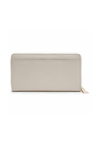 Cartera de cuero texturizado gris claro con cierre con cremallera, que presenta un acento de hardware en tono dorado y un compartimento para tarjetas en la parte posterior.