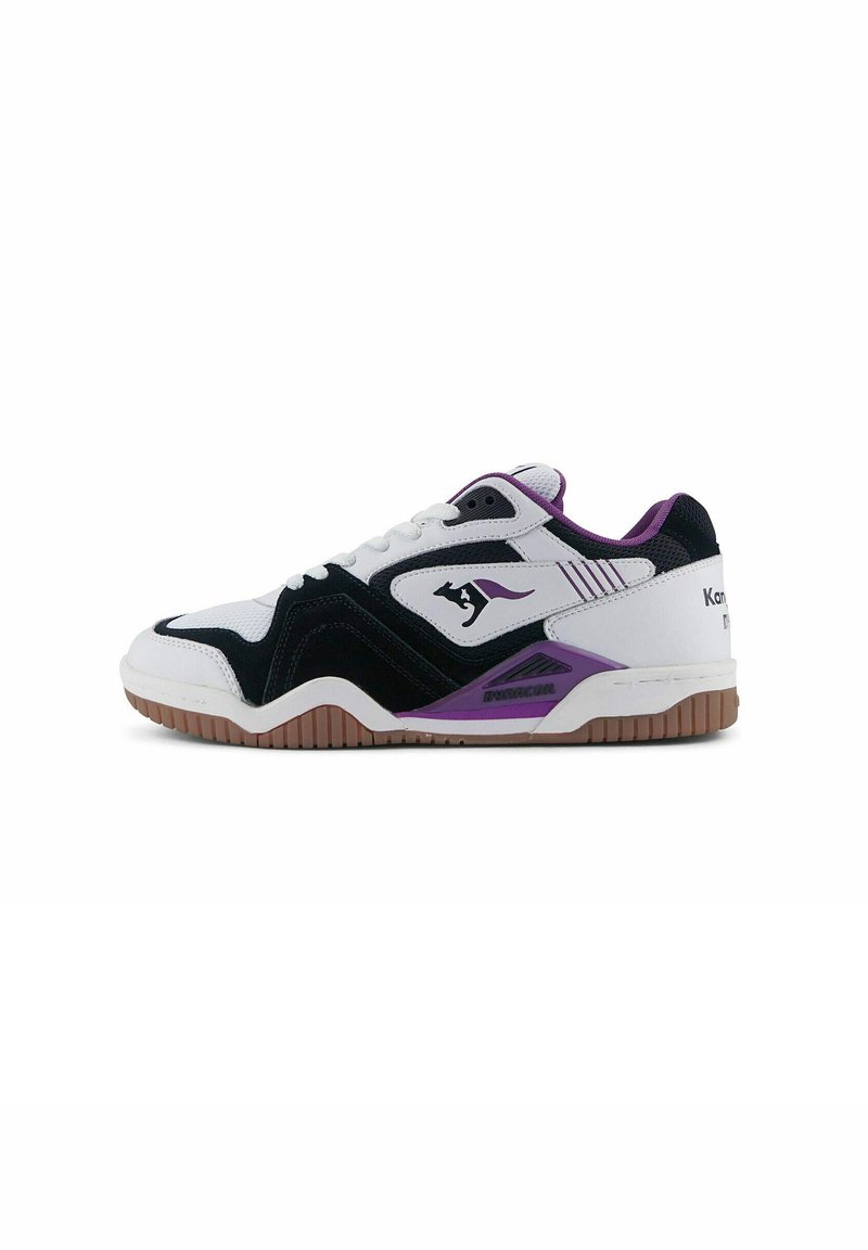 Sneaker met een witte mesh bovenkant, zwarte suede accenten, paarse details en een rubberen zool met een gestructureerde grip. Merkenlogo aan de zijkant.