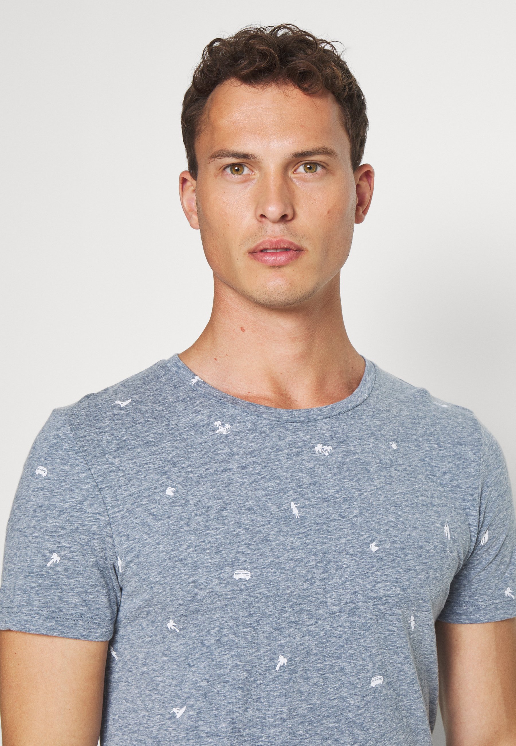 TOM TAILOR DENIM MÉLANGE T shirts med print navywhite TOM TAILOR DENIM ALLOVERPRINTED - T-shirts med print - white/blue navy