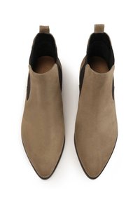 Botine din suede bej cu panouri elastice negre pe laterale. Design cu vârful ascuțit și un mic tab pentru prindere în spate. Textură netedă cu un finisaj mat.