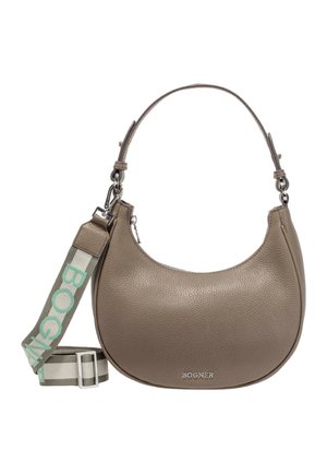 Borsa in pelle di colore taupe con forma rotonda, caratterizzata da una superficie texture e una tracolla staccabile con strisce verdi e beige. Dettagli in metallo argentato.