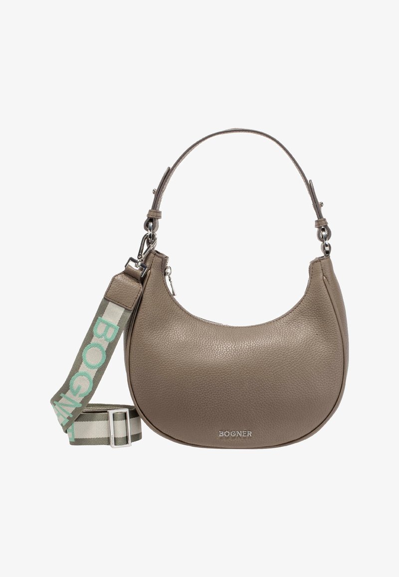 Borsa in pelle di colore taupe con forma rotonda, caratterizzata da una superficie texture e una tracolla staccabile con strisce verdi e beige. Dettagli in metallo argentato.
