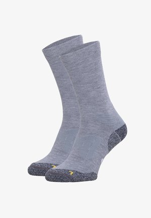 Grijze sokken van een katoenmix; ribbelstructuur met een effen grijze kleur en donkergrijze accenten bij de hiel en de teen. Beschikt over gevoerde delen.