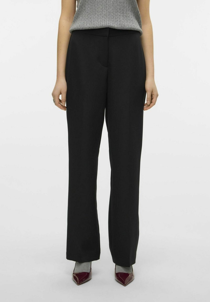 Svart, høy midje bukser med en rett ben-design. Glatt stoff med en skreddersydd silhuett, kombinert med spisse burgunder hæler.