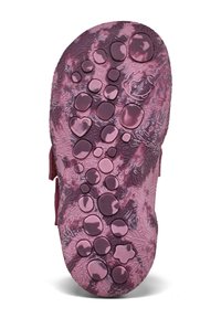 Semelle de chaussure en caoutchouc rose avec une surface texturée, présentant des motifs circulaires et en forme de cœur, et une finition lisse et brillante.