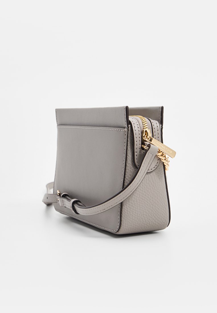 Grijze leren crossbody tas met een gestructureerde afwerking, gouden hardware en een ritssluiting. Heeft een afneembare schouderband en een strakke vormgeving.