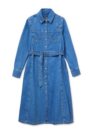 Niebieska sukienka z długim rękawem z denimu, z kołnierzem, zapinana z przodu na guziki, z dwoma kieszeniami na piersi oraz pasem z tego samego materiału w talii.