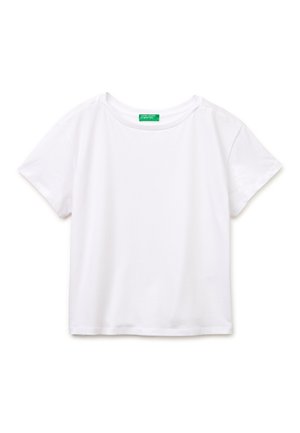 Biała, gładka koszulka z krótkim rękawem i okrągłym dekoltem, z zieloną etykietą marki wewnątrz kołnierzyka, rozłożona na płasko na białym tle.