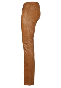 Bruine leren broeken met een slim fit, met een soepele textuur, zijnaad en een standaard tailleband. Subtiele stikseldetails zijn zichtbaar.