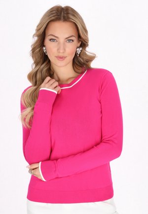 Rosa Langarmpullover mit geripptem Ausschnitt und Bündchen, versehen mit weißen Akzenten. Der Stoff wirkt weich und leicht.