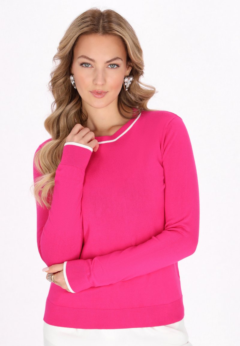 Rosa Langarmpullover mit geripptem Ausschnitt und Bündchen, versehen mit weißen Akzenten. Der Stoff wirkt weich und leicht.