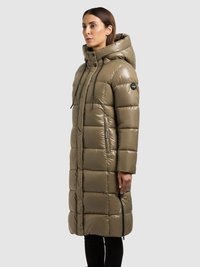 Abrigo acolchado color caqui con capucha, diseño acolchado cuadrado, bolsillos con cremallera y detalles con cordón; textura brillante.