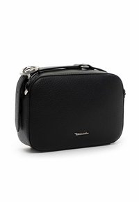 Borsa a tracolla rettangolare in pelle nera con superficie testurizzata, zip argentata e accentuazione del logo sul davanti.
